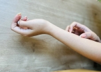 Đeo vòng trầm hương 108 hạt giả có sao không và hai tác hại lớn